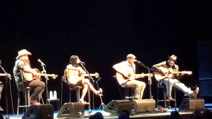 Vince Gill and James Taylor sing incredible rare duet of Bartenders Blues with other lege