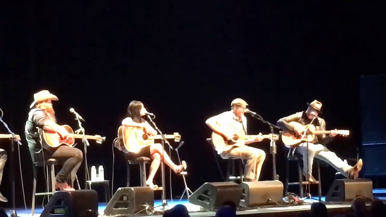 Vince Gill and James Taylor sing incredible rare duet of Bartenders Blues with other lege
