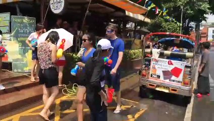 I'M AT SONGKRAN!! AGAIN!!! 2017 Chiang Mai Thailand ☀️ Thai New Year Water Festival Par