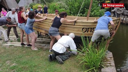Pleumeur-Bodou (22). Village gaulois : un nouveau bateau mis à l'eau