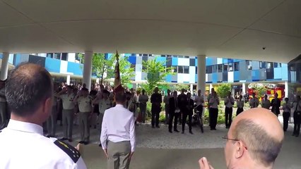 Le départ du général de Villiers sous les applaudissements des militaires