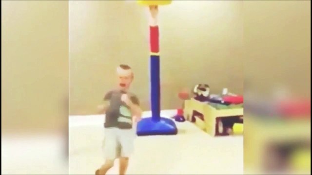 Ce gamin met un dunk assassin... C'est la cas de la dire! KO