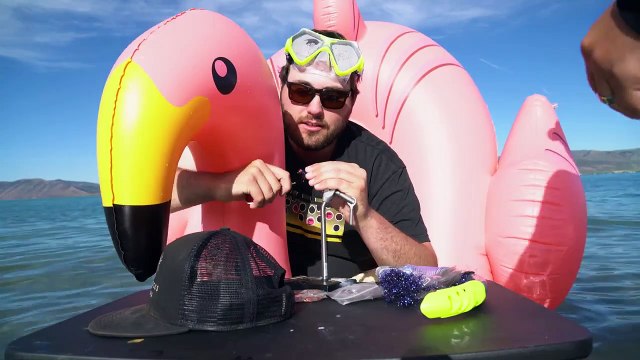 Il va pecher sur son flamant rose gonflable et attrape une carpe !!