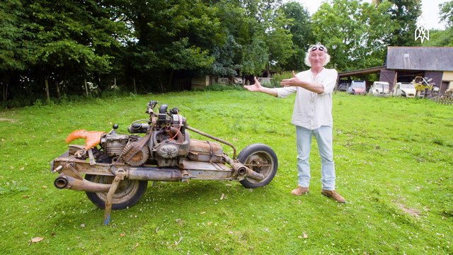 Ce bricoleur a transformé sa voiture en moto pour se sortir du desert