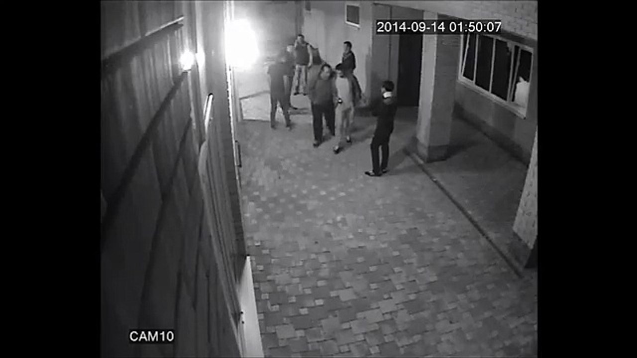 Ce boxeur met KO 2 gars en 2 coups de poing... efficace