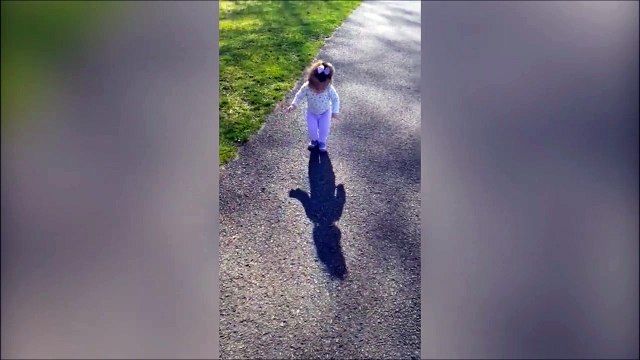 Cette fillette a une peur bleue... de son ombre