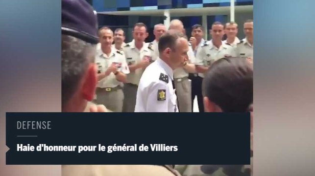 Haie d'honneur et d'applaudissements pour le général de Villiers