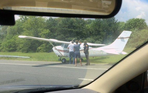 Un avion se pose sur cette autoroute juste devant un véhicule
