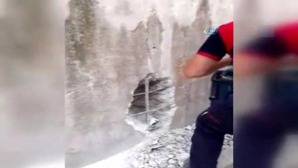 Su Borusuna Sıkışan Köpek Yavrularını Itfaiye Kurtardı