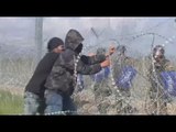 Refugees attempt to dismantle fence at Greek Idomeni camp, get teargassed