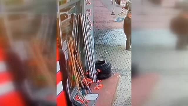 Azılı Hırsız Çaldığı Malzeme ile Cadde'de Gezdi... Azılı İnşaat Hırsızını Kamera Kayıtları Yakalattı