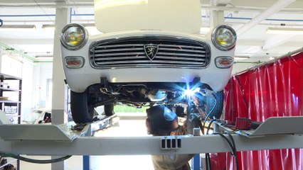 Aux ateliers Peugeot, on peut restaurer sa voiture de collection