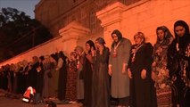 فلسطينيون وآخرون يؤدون صلاة المغرب عند باب الأسباط