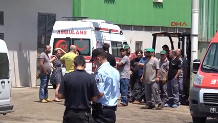 Adana'da Çatıya Çıkartılan Işçilerin Bulunduğu Vinç Sepeti Halatının Kopması Sonucu Düştü-1