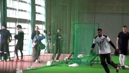 キャンプ前日。両新外国人は自主トレで日本語も猛練習！【広報カメラ】