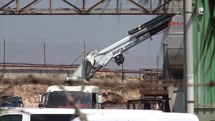 Adana'da Çatıya Çıkartılan Işçilerin Bulunduğu Vinç Sepeti Halatının Kopması Sonucu Düştü-2