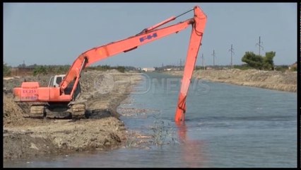 Ora News - Fier, pastrohet kanali kullues pranë hidrovorit të Darzezës