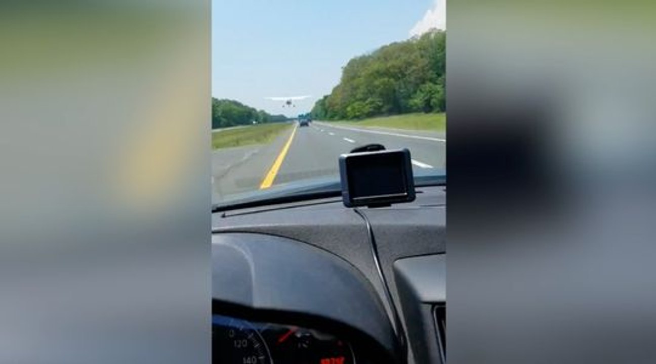 Un avion atterrit sur une autoroute au milieu des voitures !