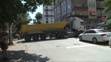Kadıköy'de Hafriyat Kamyonunun Altında Kalan Motosiklet Sürücüsü Hayatını Kaybetti