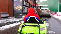 Bebé en coche congelado en en Niños película broma hombre araña juguetes cierto en Мсdonalds elsa real
