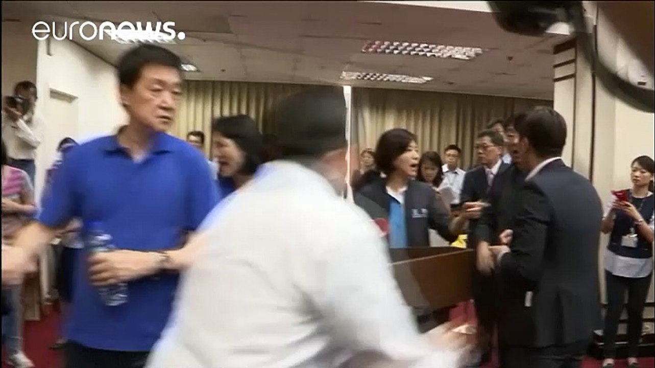 Tayvan parlamentosunda Milletvekilleri birbirine girdi!