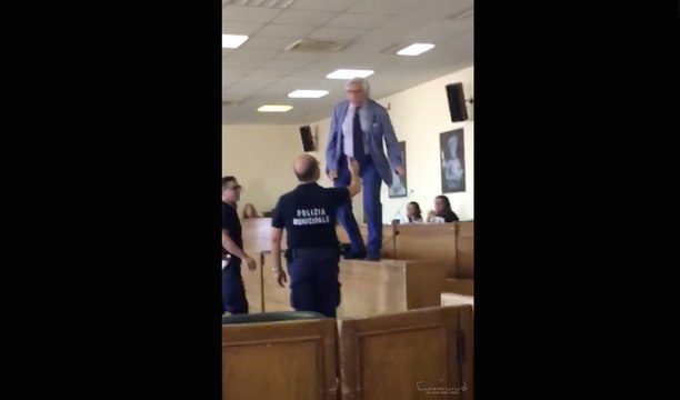 Aversa (CE) - Caos in consiglio comunale, Santulli sui banchi (20.07.17)