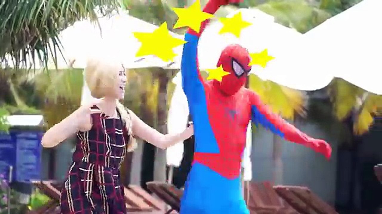 Phim hoạt hình siêu nhân người nhện và nữ hoàng băng giá hóa trang!Siêu nhân chọc ghẹo nữ