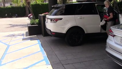 Ariel Winter Forgets Her Pants While Running Errands