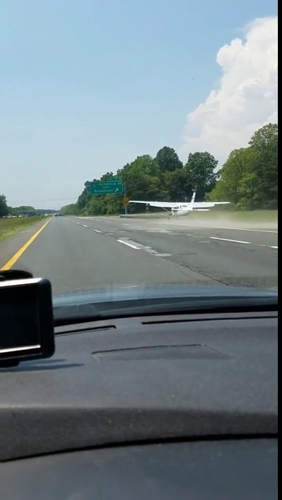 Un avion atterrit d'urgence sur une autoroute