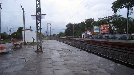 Last Lap Overtake  - YPR - HWH Duronto Rushes through Monsoon Drizzle- Oct' 2013 !!!