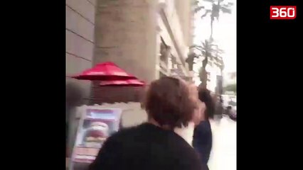 I riu i shqyen rrobat, vajza mbetet lakuriq ne mes te rruges (360video)