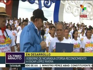 Daniel Ortega otorga la Orden Sandino a Óscar López Rivera