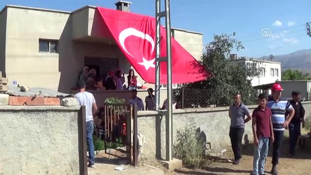 Silahla Vurularak Öldürülen Kadın Polis Memurunun Cenazesi Toprağa Verildi