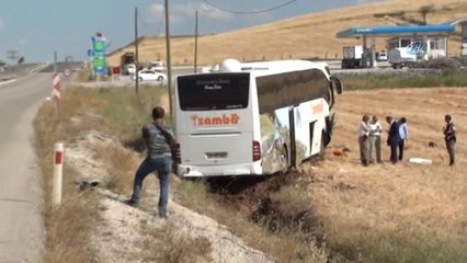 Tur Otobüsü ile Otomobil Çarpıştı: 3 Ölü, 32 Yaralı