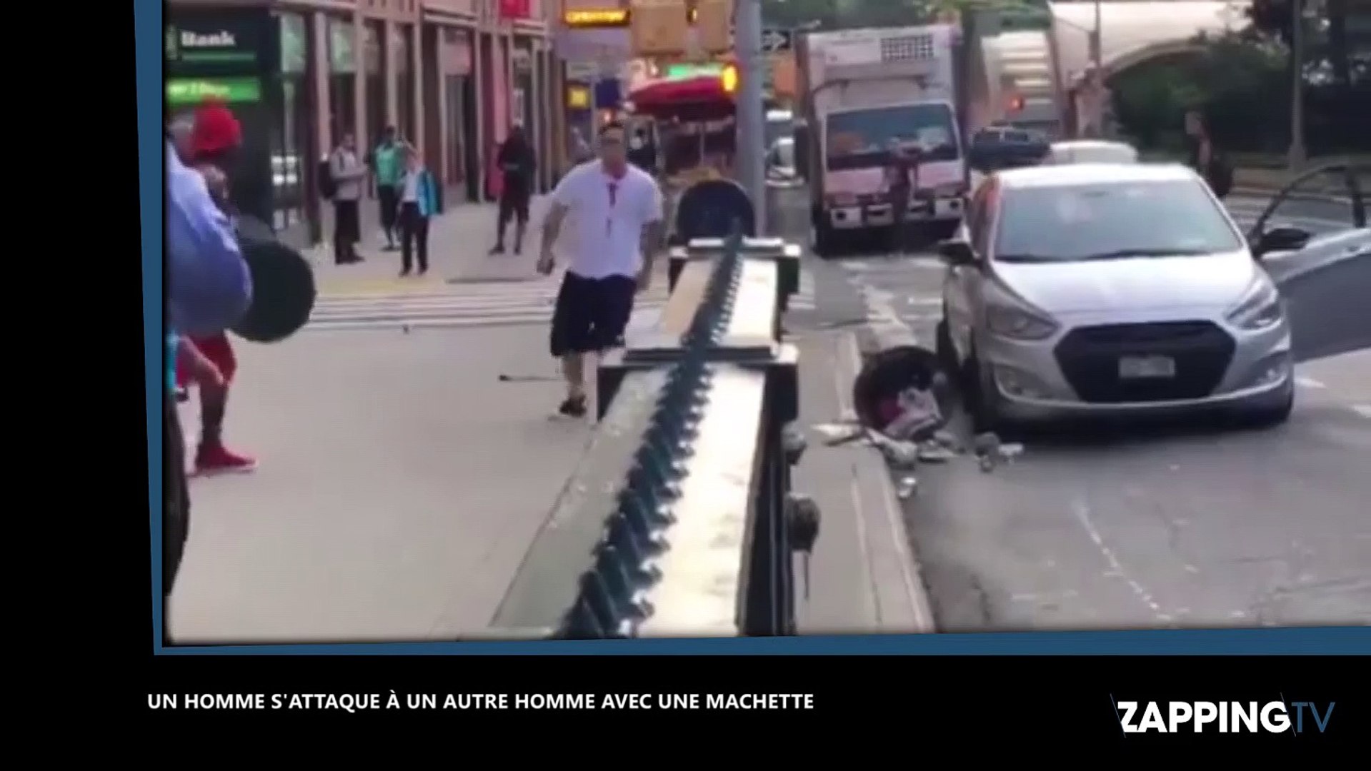 Un homme s'attaque à un autre avec une machette, il réplique avec une  poubelle - Vidéo Dailymotion