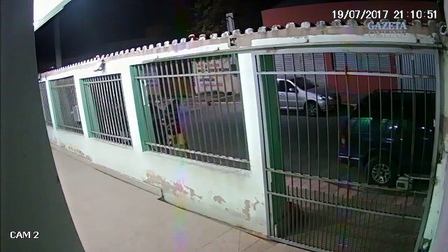 Câmeras de segurança de uma igreja flagram assalto