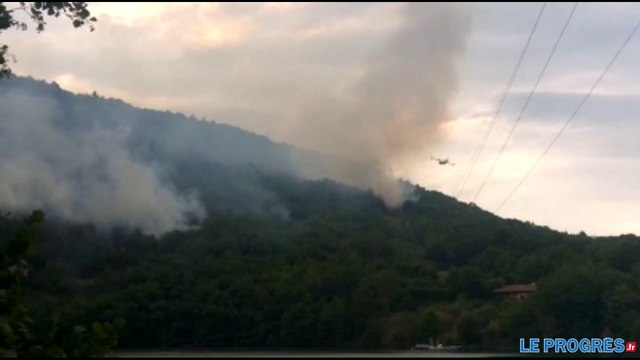 Les canadairs en renfort pour un très violent incendie dans l'Ain