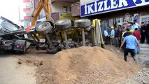 Yüksekova'da Kum Yüklü Kamyon Devrildi