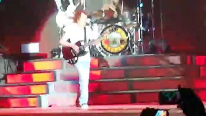 Angus Young tocando AC/DC com Guns N Roses na Austrália