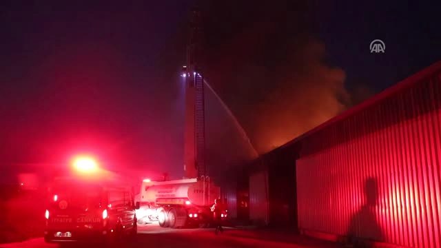 Mobilya Fabrikasında Çıkan Yangın Söndürüldü