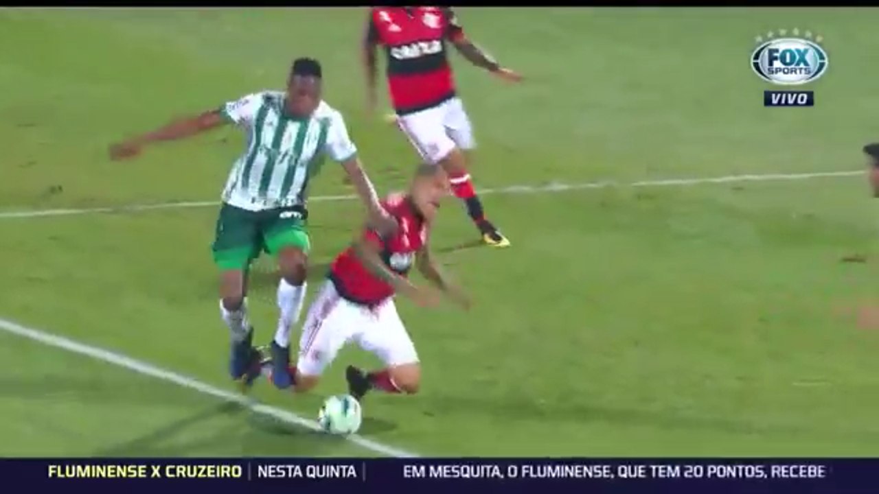 Debate! foi pênalti ou não em Guerrero? Veja o lance! No empate 2 X 2 com Palmeiras
