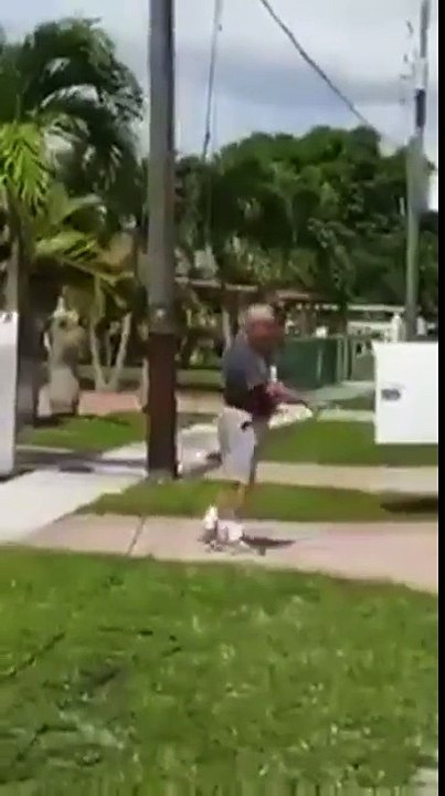 Un homme en Floride tire sur des pneus de camions de travaux stationnés à l'extérieur de sa maison