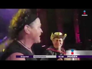 Carlos Vives recibe beso robado | Noticias con Yuriria Sierra