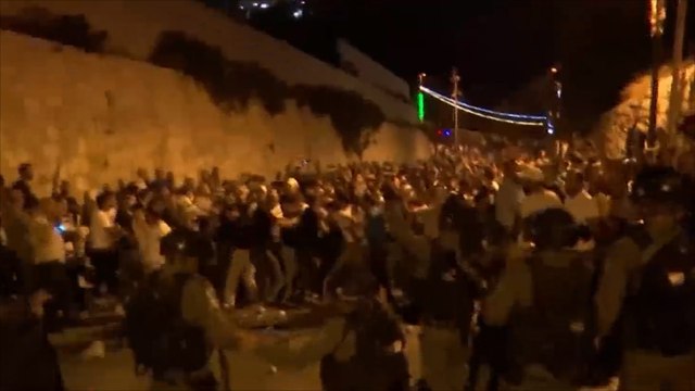 الاحتلال يفرق بالقوة جموع الفلسطينيين أمام باب الأسباط