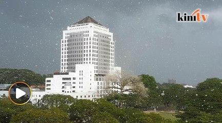 Kuching dilanda 'salji kapas'