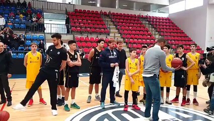 Dos au cercle, Tony Parker marque un panier du milieu de terrain !