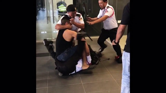 Combattant MMA contre 3 gardes... Violent