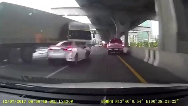 Ce camion se met à tourner brusquement et provoque un terrible accident