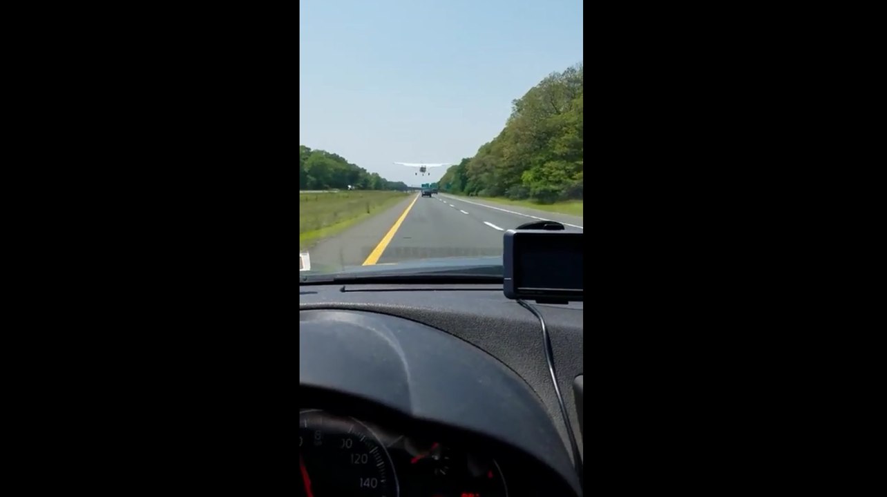 Un avion atterrit d'urgence sur l'autoroute.