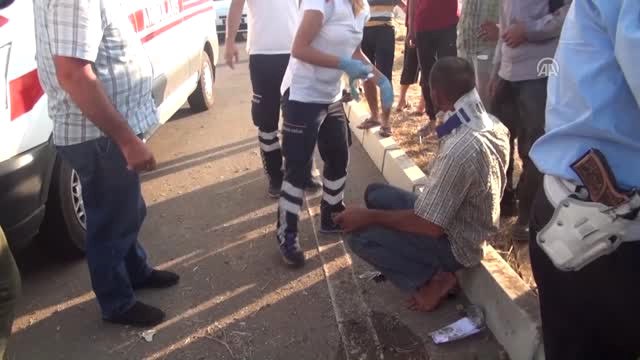 Lastiği Patlayan Kamyonet Bariyerlere Çarptı: 3 Yaralı